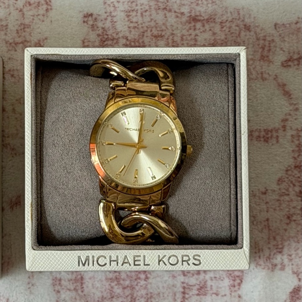 Gorgeous gold women’s Michael Kors watch✨